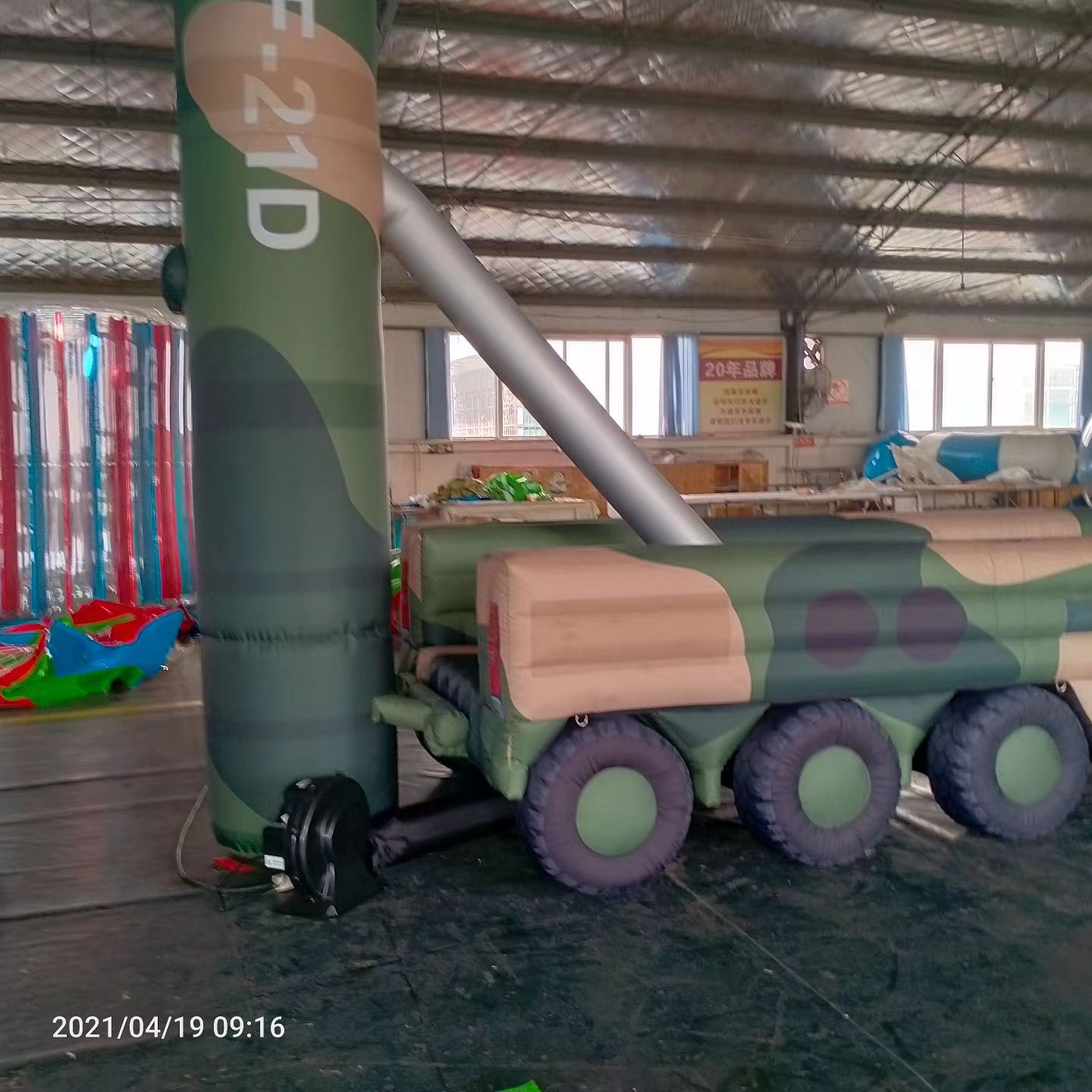 灌南军事演习中的充气目标车辆：模拟发射车雷达车坦克飞机